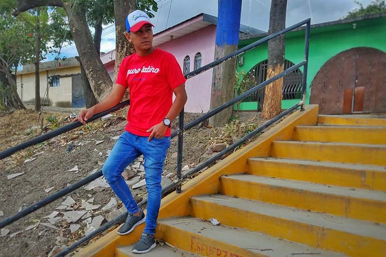 Puro Latino tee shirt rouge